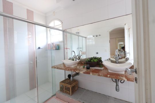 Banheiro da Suíte 3 de casa à venda com 3 quartos, 660m² em Jardim Textil, São Paulo