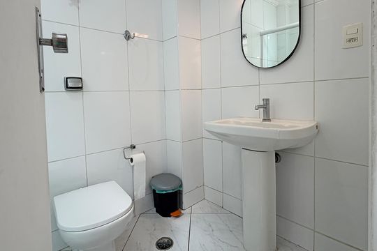 Banheiro de kitnet/studio para alugar com 1 quarto, 32m² em Boqueirão, Santos