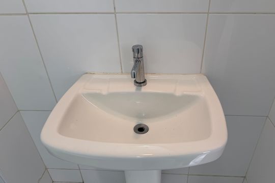 Banheiro de kitnet/studio para alugar com 1 quarto, 32m² em Boqueirão, Santos