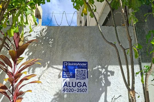 Placa instalada  de apartamento para alugar com 1 quarto, 60m² em Amaralina, Salvador
