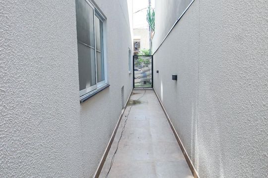 Corredor de casa à venda com 3 quartos, 125m² em Jardim Mirna, Taboão da Serra