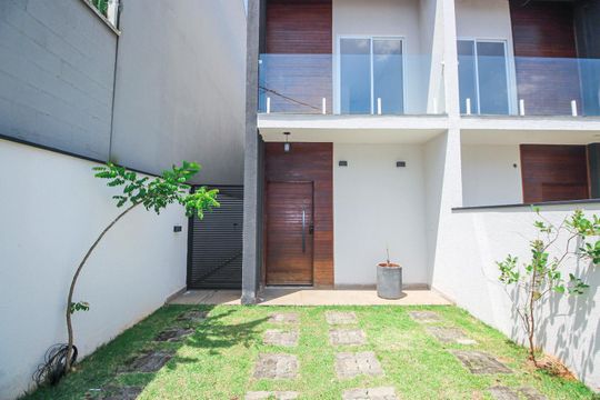 Garagem de casa à venda com 3 quartos, 125m² em Jardim Mirna, Taboão da Serra