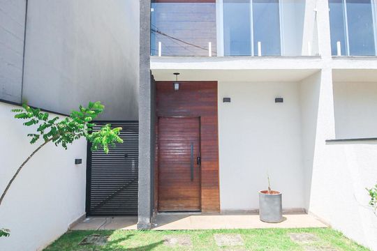Fachada de casa à venda com 3 quartos, 125m² em Jardim Mirna, Taboão da Serra