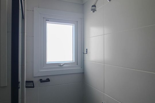 Banheiro de kitnet/studio para alugar com 1 quarto, 30m² em Farroupilha, Porto Alegre