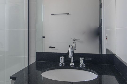 Banheiro de kitnet/studio para alugar com 1 quarto, 30m² em Farroupilha, Porto Alegre