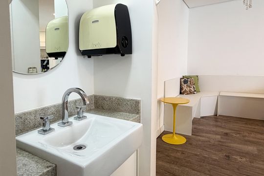 Banheiro da Suíte de apartamento para alugar com 1 quarto, 45m² em Pompéia, Santos