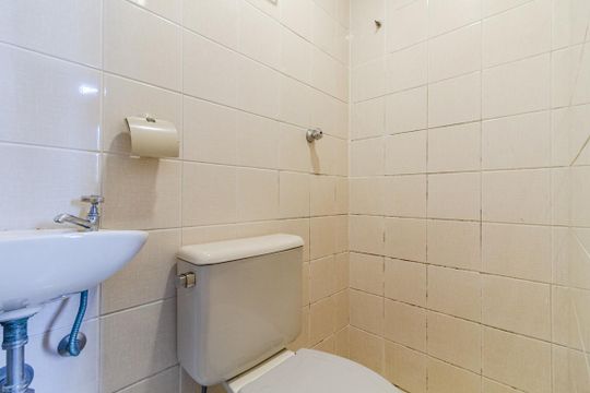 Banheiro de Serviço de apartamento para alugar com 3 quartos, 85m² em Vila Madalena, São Paulo