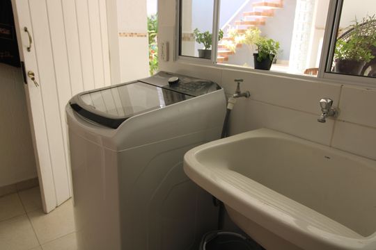 Lavanderia de casa à venda com 4 quartos, 220m² em Vila Talarico, São Paulo