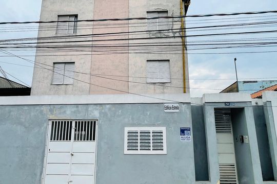 Placa instalada na fachada do imóvel de apartamento para alugar com 1 quarto, 47m² em Jardim Tranquilidade, Guarulhos