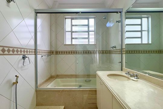 Banheiro social de apartamento à venda com 3 quartos, 157m² em Cerqueira César, São Paulo
