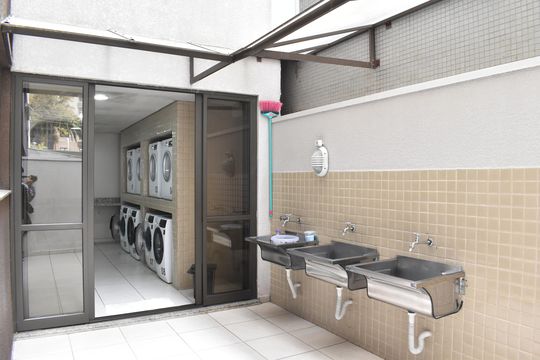 Área comum - Lavanderia de kitnet/studio para alugar com 1 quarto, 28m² em Bacacheri, Curitiba