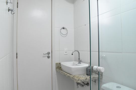 Banheiro de kitnet/studio para alugar com 1 quarto, 28m² em Bacacheri, Curitiba