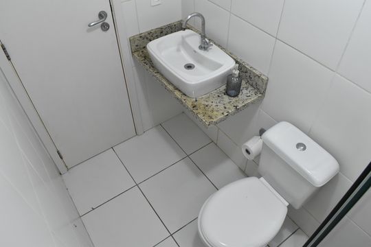 Banheiro de kitnet/studio para alugar com 1 quarto, 28m² em Bacacheri, Curitiba