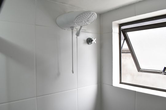 Banheiro de kitnet/studio para alugar com 1 quarto, 28m² em Bacacheri, Curitiba