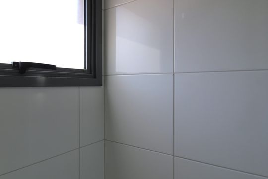 Banheiro Social de kitnet/studio para alugar com 1 quarto, 26m² em Indianópolis, São Paulo