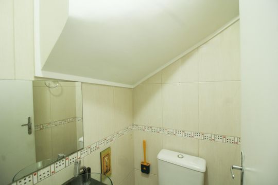Banheiro de casa de condomínio para alugar com 2 quartos, 70m² em Loteamento City Jaragua, São Paulo