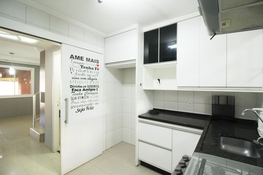 Cozinha de casa de condomínio para alugar com 2 quartos, 70m² em Loteamento City Jaragua, São Paulo