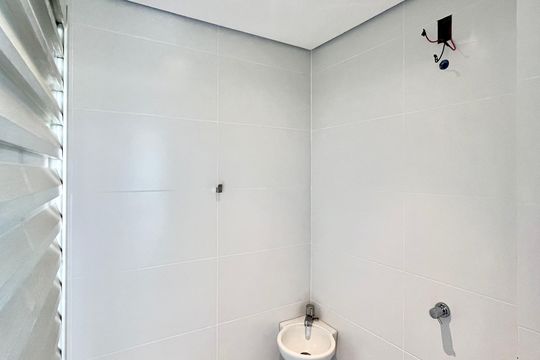 Banheiro de serviço de apartamento para alugar com 3 quartos, 130m² em Santo Agostinho, Belo Horizonte