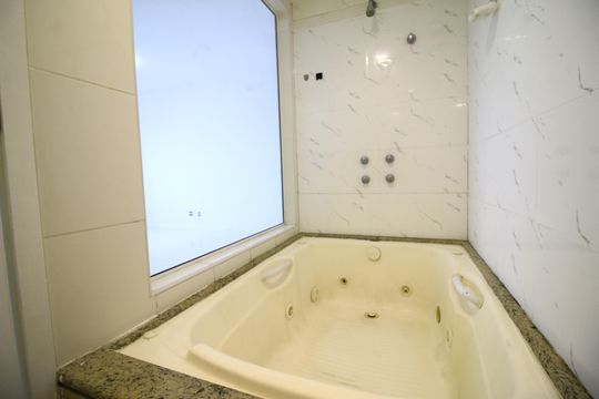 Banheiro da Suíte  de apartamento para alugar com 3 quartos, 110m² em Barra da Tijuca, Rio de Janeiro