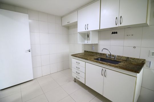 Cozinha de apartamento para alugar com 3 quartos, 110m² em Barra da Tijuca, Rio de Janeiro