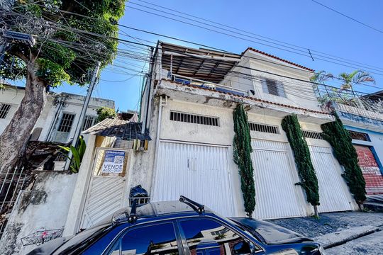Fachada com Plaquinha de casa para alugar com 5 quartos, 225m² em Vila Dalila, São Paulo