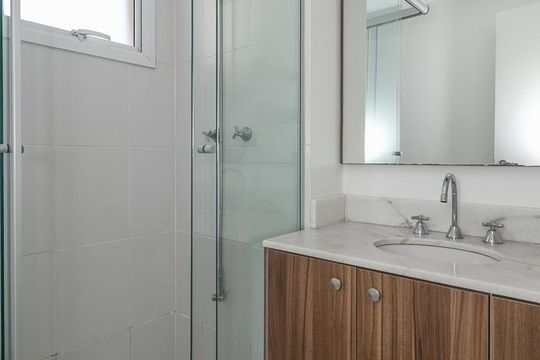 Banheiro de apartamento à venda com 2 quartos, 57m² em Jardim Carvalho, Porto Alegre