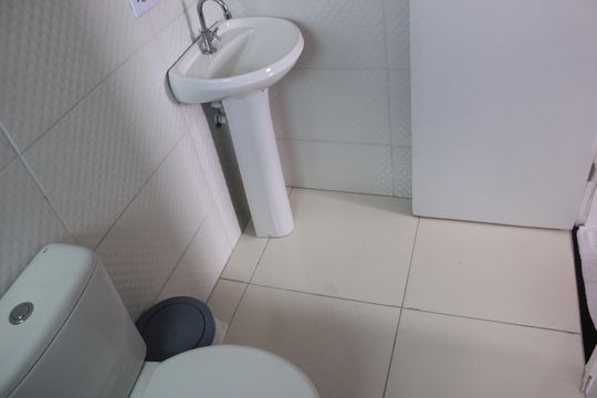 Banheiro da Suíte de apartamento para alugar com 2 quartos, 56m² em Parque Continental Ii, Guarulhos