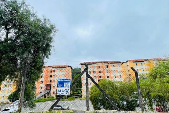 Placa instalada de apartamento para alugar com 2 quartos, 50m² em Jardim Arco-íris, Cotia