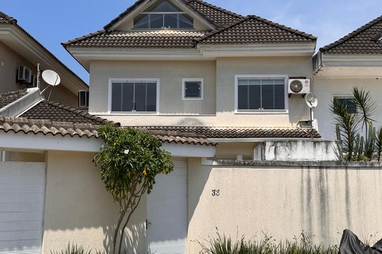 Fachada de casa à venda com 4 quartos, 180m² em Recreio dos Bandeirantes, Rio de Janeiro