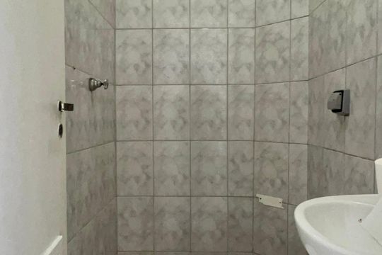 Banheiro de serviço de apartamento para alugar com 2 quartos, 120m² em Pinheiros, São Paulo