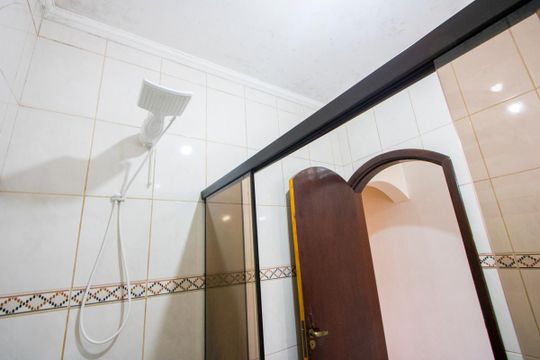 Banheiro social de casa à venda com 2 quartos, 217m² em Vila Suica, Santo André