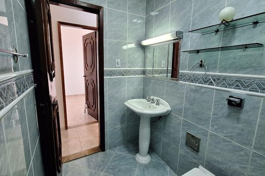 Banheiro  de casa para alugar com 3 quartos, 100m² em Centro, Duque de Caxias
