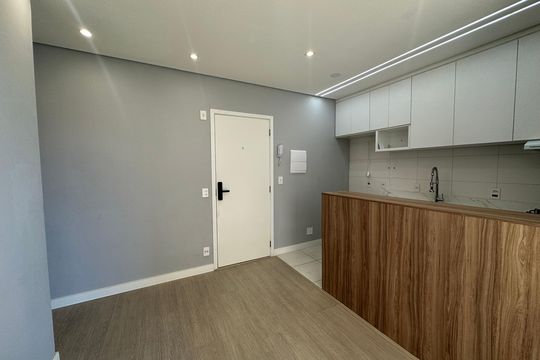Sala de apartamento à venda com 2 quartos, 44m² em Jardim Tupanci, Barueri