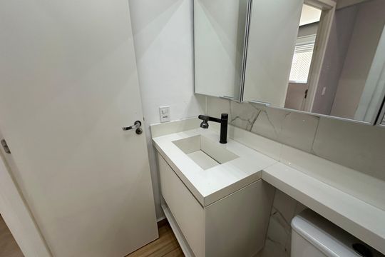 Banheiro de apartamento à venda com 2 quartos, 44m² em Jardim Tupanci, Barueri