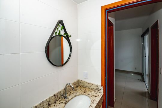 Banheiro social de apartamento para alugar com 2 quartos, 57m² em Rio Branco, Belo Horizonte