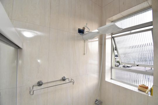 Banheiro de apartamento à venda com 3 quartos, 140m² em Centro, Curitiba