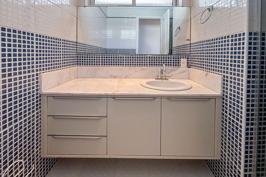 Banheiro social de apartamento para alugar com 2 quartos, 85m² em Cerqueira César, São Paulo