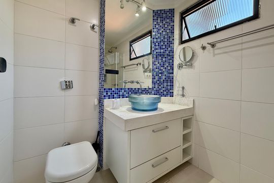 Banheiro de apartamento para alugar com 1 quarto, 65m² em Vila Sao Francisco (zona Sul), São Paulo