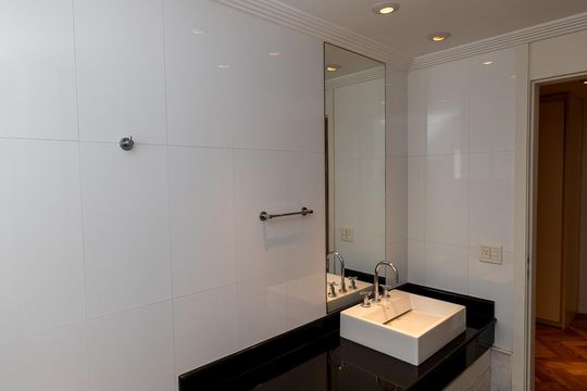 Banheiro suite 1 de casa de condomínio à venda com 4 quartos, 501m² em Jardim Paulista, Barueri