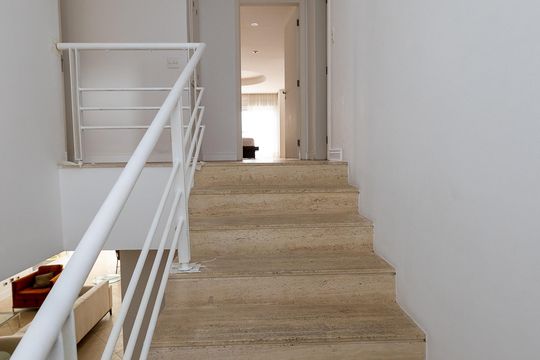 Escada de acesso ao piso superior de casa de condomínio à venda com 4 quartos, 501m² em Jardim Paulista, Barueri