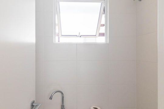 Banheiro de serviço de casa de condomínio para alugar com 3 quartos, 160m² em Parolin, Curitiba
