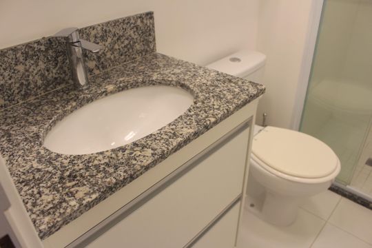 Banheiro de apartamento à venda com 2 quartos, 68m² em Cerâmica, São Caetano do Sul