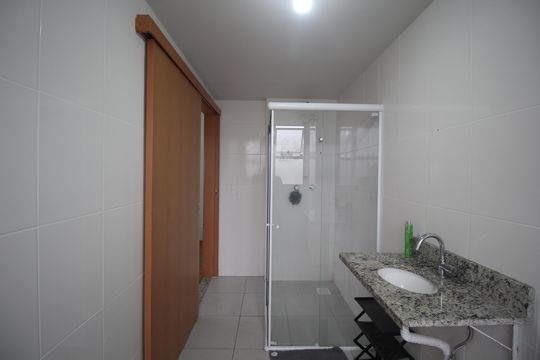 Banheiro de apartamento à venda com 1 quarto, 44m² em Rubem Berta, Porto Alegre