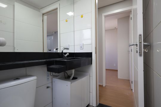 Banheiro de apartamento à venda com 2 quartos, 45m² em Vila Suzana, São Paulo