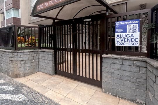 Fachada | Adesivo/Placa Quintoandar instalado  de apartamento para alugar com 3 quartos, 135m² em Gonzaga, Santos