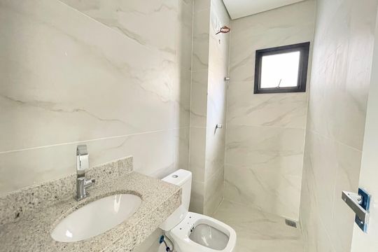 Banheiro suíte de apartamento à venda com 3 quartos, 189m² em Cabral, Contagem