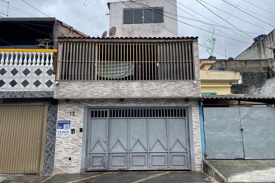 Fachada + Placa de casa à venda com 3 quartos, 180m² em Parque Guarani, São Paulo