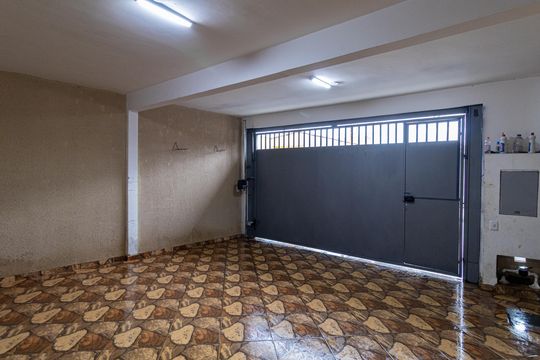 Garagem de casa à venda com 3 quartos, 180m² em Parque Guarani, São Paulo