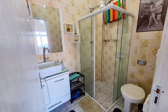 Banheiro de kitnet/studio para alugar com 1 quarto, 28m² em Caiçara, Praia Grande