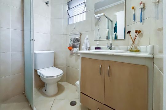 Banheiro social de apartamento à venda com 1 quarto, 43m² em Pinheiros, São Paulo